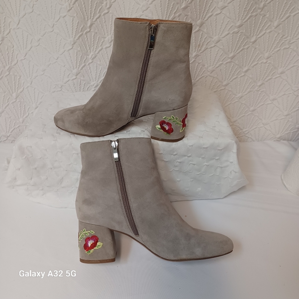 Franco Sarto Women Size 7.5 Light Gray Suede Heeled Boots look at the photos, - Picture 8 of 15